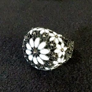 Flower 🌸 Power white cloisonné with dark metal ring (8)